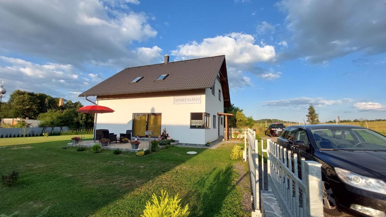 Apartmany Kohoutek A Slepicka V Novohradskych Horach Нове-Гради Екстер'єр фото