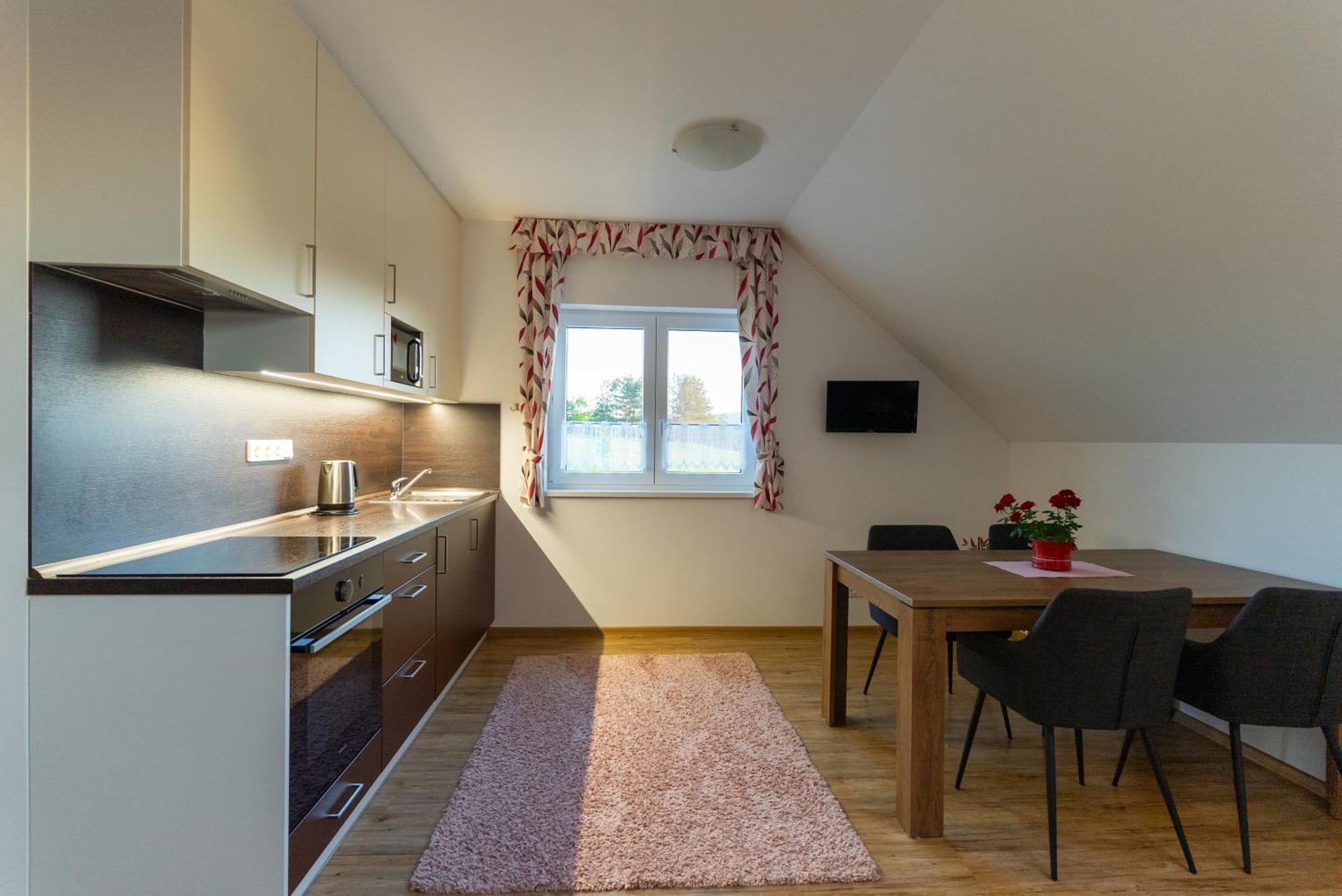 Apartmany Kohoutek A Slepicka V Novohradskych Horach Нове-Гради Екстер'єр фото